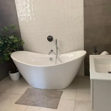 Luxury Con Piscina メザーニェ