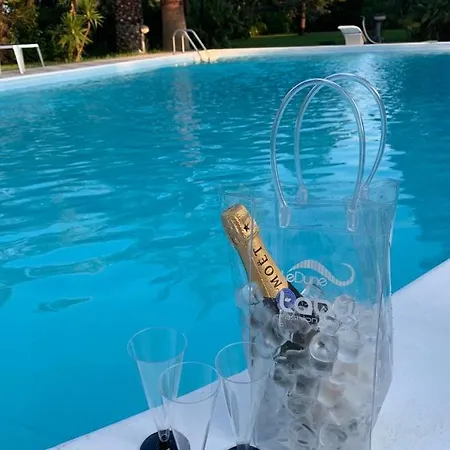 ヴィラ Luxury Con Piscina メザーニェ